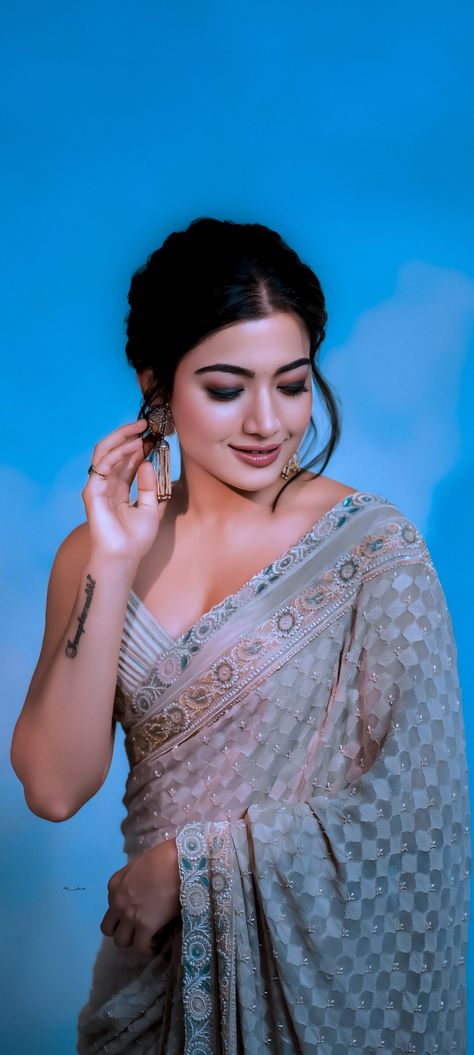 Rashmika Hot Saree, Rashmika Wallpaper, Rashmika Mandana Saree Pics, Rashmika Mandana Hot Back, Saree Hairstyles, Gentleman Aesthetic, Janhvi Kapoor, Rashmika Mandanna, Glamour Photo