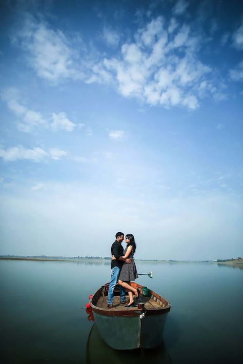 Boat Couple Poses, Boat Pre Wedding Shoot, Boating Photoshoot, Boat Couple Pics, Boat Couple Photoshoot, Kerala Photos, Prewedding Pose, Sibling Photography Poses, Photographer Tattoo