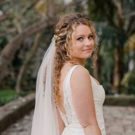 Curly Bride on Instagram: "@nica_thesalon : "When a bride wears her natural crown of curls, she shows up on her big day uncontrived and in her true essence." Photo: @kaitiebrainerdphoto Hair: @nica_thesalon #curlybride #curlybrides #curlyhair #curlybridestyle #curlyhairstyles #naturallycurly #curlyhairtips #wavyhair #bride #wedding #weddinginspiration #weddinghair #weddinghairstyles #weddinghairinspo #bridetobe2021 #bridetobe #bridalhair #bridalhairstyle #bridalhairstyles #curlyweddinghair #bridalcurlspecialist #hair #curlygirlmethod" Wedding Veil Curly Hair, Naturally Curly Bridal Hair With Veil, Curly Wedding Hair With Veil, Curly Hair Veil, Curly Hair With Veil, Curly Brides, Curly Bride, Natural Crown, Curly Bridal Hair