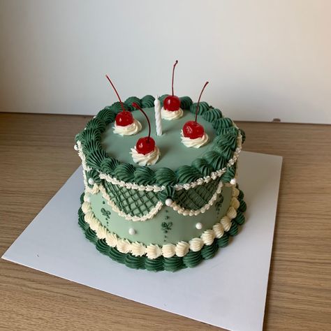 Green And Red Cake, Cherry Cake Decoration, Green Cake Aesthetic, Green Bday Cake, Heart Cake Designs, Vintage Cake Decorating, Green Birthday Cakes, Vintage Heart Cake, Bolo Vintage