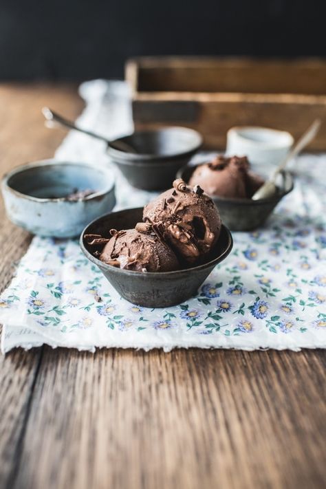 Chocolate Chia Ice Cream! - Izy Hossack - Top With Cinnamon Pudding Ice Cream, Caramel Ice Cream, Ice Cream Popsicles, Creamy Chocolate, Homemade Ice Cream, How Sweet Eats, Frozen Desserts, Frozen Treats, Ice Cream Recipes