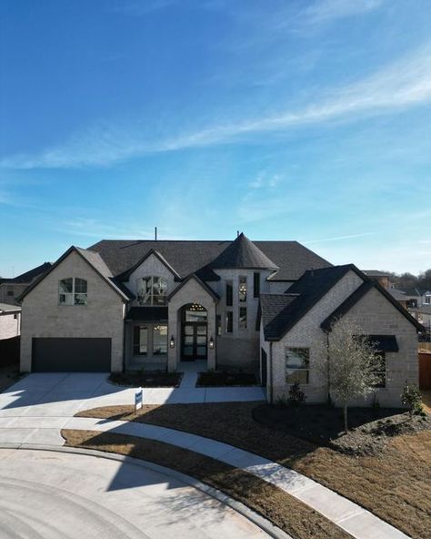 Edgar Rodriguez • Houston Realtor ® on Instagram: "Everything Is Bigger In Texas 🤠 For my California peeps this home is not $2 million dollars+ ❌ Listed at $988,900 😱 This home features 5 Bedrooms + 4.5 Bathrooms 🛁 + Over 4,500 SQFT 🏡+ Game/Media/Office Room🎮 + 3 Car Garage 🏎️+ Extended Patio + Cul-De-Sac 🏡 Move in ready 🥳🏡 Are you interested? Let’s talk 832-815-4892📲" Texas Mansions Dream Homes, Big House In California, Mansions In California, Houses In Texas, Houston Texas Houses, Texas Style Homes, Houses In Houston Texas, Media Office, Texas Houses