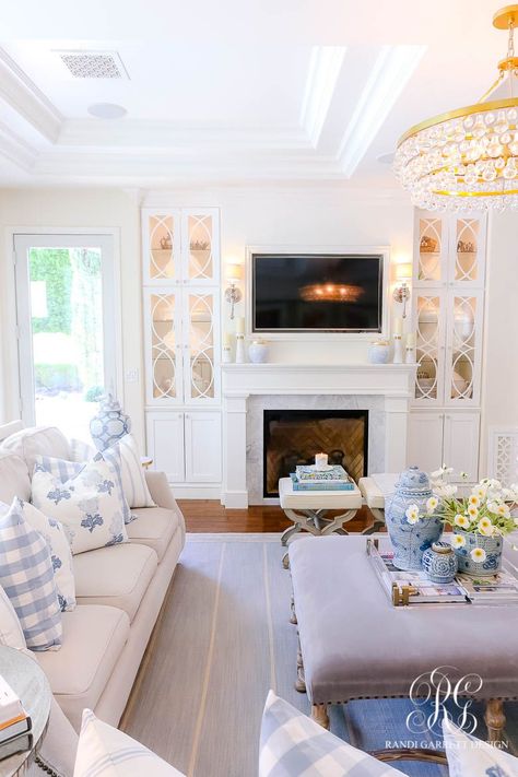 French Country Costal, Costal Grandma Aesthetic Living Room, Costal Grandma Home Decor, Blue And White House Aesthetic, Coastal Grandmother Living Room, Preppy Room Tour, Preppy Pink Room, Preppy Room Aesthetic, Blue And White Aesthetic