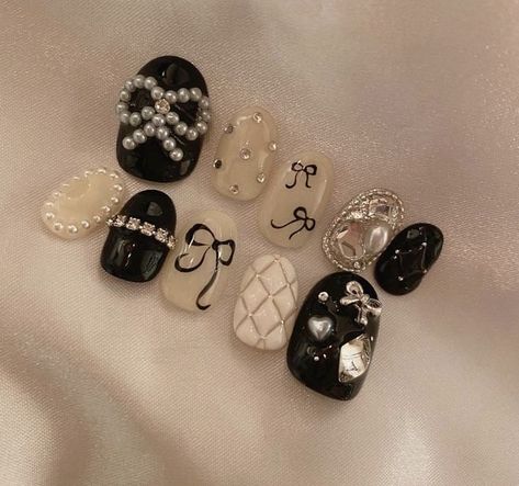 Short Nails Cute Korean, Korean Short Nails Ideas, Black Nails With Bow Design, Korean Nail Black, Japanese Nails Black, Korean Nails Designs Black, Short Nail Designs Japanese, Tweed Nails Design, Elegant Korean Nails