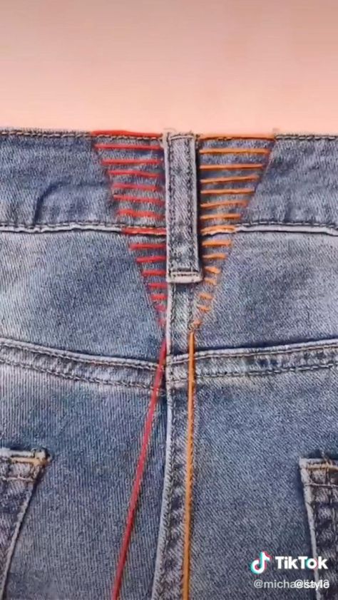 Jeans Hack [video] 069 Tailored Jeans For Women, Jean Alterations Diy, Sewing Patches On Clothes, Rattoppare I Jeans, Projek Menjahit, Diy Clothes Hacks, Sewing Easy Diy, Diy Clothes And Shoes, Seni Dan Kraf