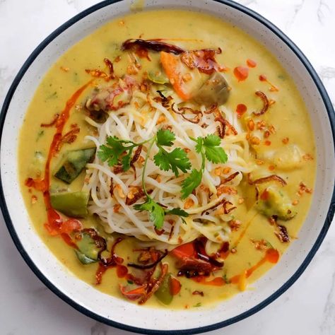 Khow Suey Recipe, Soup With Noodles, Burmese Food, Dry Noodles, Madras Curry, Fried Shallots, Garlic Fries, Yangon, Rice Noodles