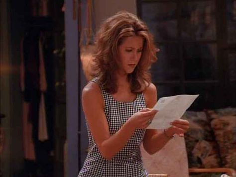 Houndstooth Housewife | Here Are All 90 Outfits Rachel Green Wore On The First Season Of "Friends" Estilo Rachel Green, Rachel Green Hair, Winter Hipster, Rachel Haircut, Rachel Green Friends, Rachel Green Style, Soft Grunge Outfits, Rachel Green Outfits, Rachel Friends