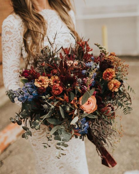 Photo Romantic, Autumn Palette, Bridal Bouquet Fall, Rustic Wedding Bouquet, Winter Wedding Flowers, Fall Wedding Bouquets, Wedding Flower Inspiration, Venue Decor, Diy Wedding Flowers