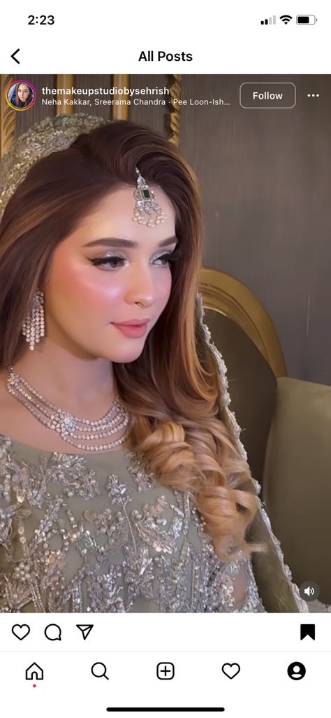 Walima Bridal Hairstyles Pakistani, Desi Engagement Hairstyles, Party Makeup Hairstyles Pakistani, Party Make Up Looks Pakistani, Open Hairstyles For Engagement Bride, Tikka Hairstyle Curls, Valima Bride Hairstyles, Seeshpati Hairstyle, Bride Simple Hairstyles