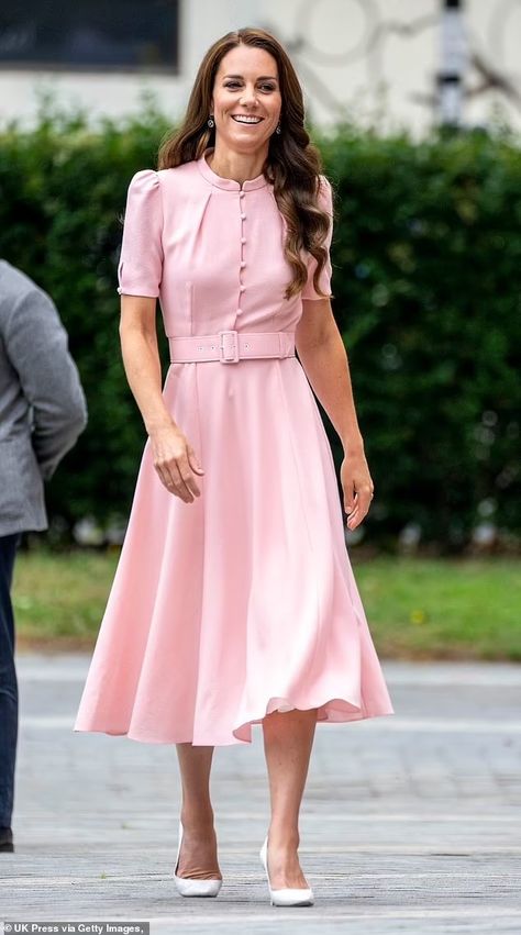 Kate Middleton Style Dresses, Moda Kate Middleton, Kate Middleton Style Outfits, Princesse Kate Middleton, Pink Pleated Dress, Looks Kate Middleton, Fashion Forward Outfits, Kate Middleton Outfits, Wales Family