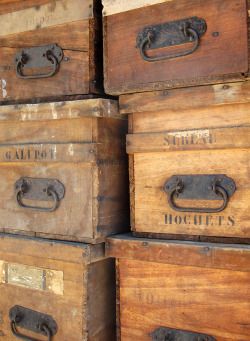 mademoiselle-bazaar: Wooden boxes ! Vintage Storage Crate, Storage Crates, Vintage Crates, Antique Wooden Boxes, Old Wooden Boxes, Vintage Boxes, Old Crates, Decor Storage, Old Boxes