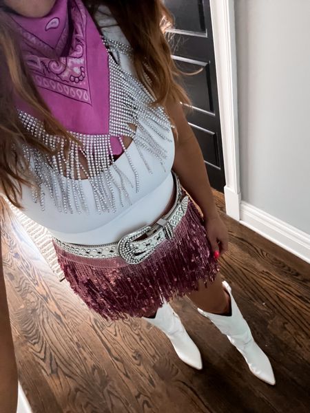 White Boots Western, Nashville Outfit Inspiration, Nashville Cowgirl, Fringe Bandana, Belt Country, Rhinestone Bandana, Nashville Outfit, Belt Western, Nashville Outfits