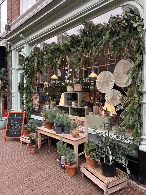 Market Exterior, Butcher Shop Ideas, Gift Shop Display, Wreath Backdrop, Cafe Interior Ideas, Christmas Window Ideas, Boutique Window Displays, Booth Layout, Christmas Cafe