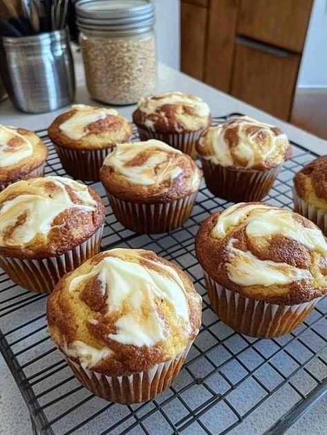 Keto Pumpkin Cream Cheese Muffins - Dieter24 Keto Pumpkin Cream Cheese Muffins, Keto Pumpkin Cream Cheese, Keto Sweetener, Low Carb Pumpkin Muffins, Keto Muffins, Pumpkin Cream Cheese Muffins, Cream Cheese Desserts, Keto Cream, Pumpkin Cream Cheese