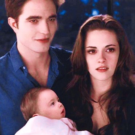 Bella And Edward Wedding, Bella And Renesmee, Bella Y Edward, Twilight Bella And Edward, Twilight Characters, Twilight Renesmee, Renesmee Cullen, Twilight Saga Series, Twilight Saga Breaking Dawn