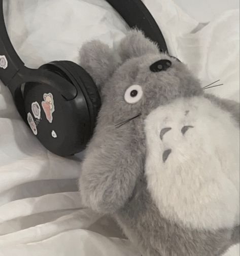 My Neighbour Totoro, Studio Ghibli Characters, Japan Aesthetic, Mia 3, Gray Aesthetic, My Neighbor Totoro, Black And White Aesthetic, Cute Stuffed Animals, Cute Profile Pictures