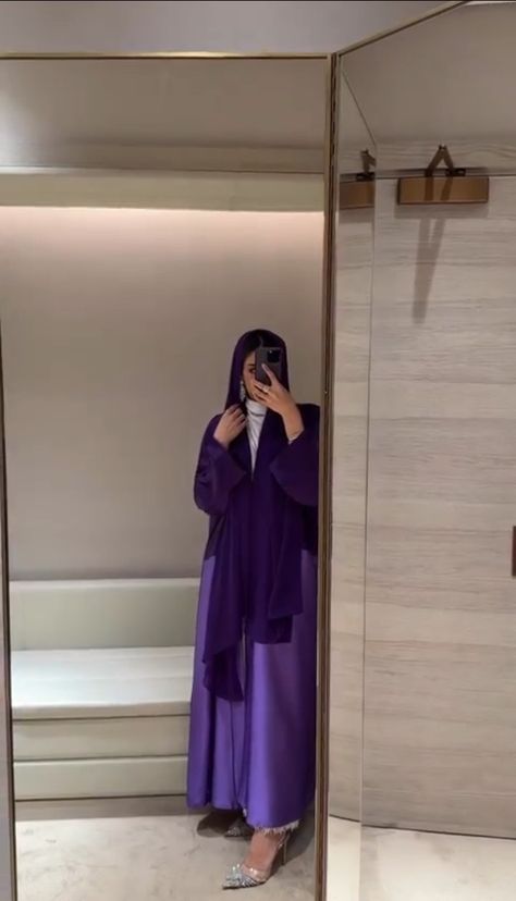 Khaliji Style, Purple Abaya, Khaleeji Aesthetic, Celebrity Inspired Dresses, Arabian Women, Eid Outfits, Cute Modest Outfits, Hijabi Aesthetic, Abaya Designs