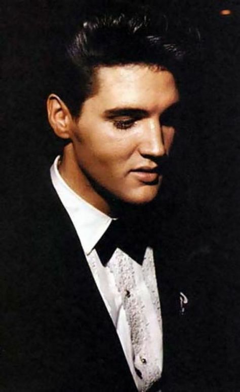 The King....... Need I say more? Erin was so obsessed with Elvis that Graceland was a must on our trip list in 2010. Cat Stevens, Sean Penn, Elvis Presley Photos, Humphrey Bogart, Priscilla Presley, Eddie Vedder, Lisa Marie Presley, Andrew Lincoln, Tom Petty