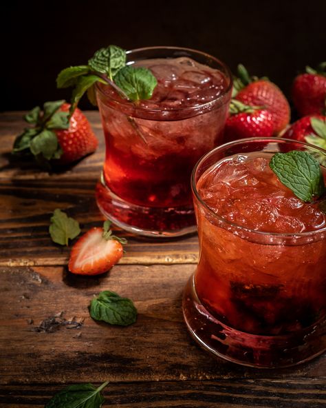 Strawberry Bourbon Smash Strawberry Punch Recipes, Strawberry Cocktail Recipe, Strawberry Harvest, Kfc Inspired Recipes, Bourbon Smash, Strawberry Cocktails, Strawberry Drinks, Bourbon Drinks, Aromatic Bitters