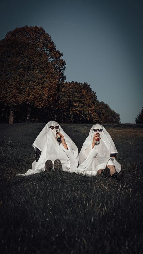 Ghost Bff Photoshoot, Ghost Custome Halloween, Bestie Ghost Photoshoot, Haunted House Pictures Friends, Ghost Best Friends Photos, Ghost Picture Trend, Aesthetic Ghost Costume, Sheet Ghost Photoshoot, Sheet Ghost Costume