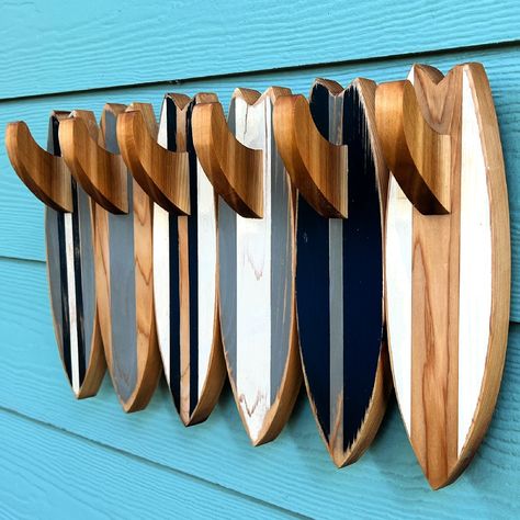 Home Decor Beach Style, Outdoor Bath House, Surfboard Wall Decor, Wooden Towel Rack, Outdoor Towel Rack, Outdoor Beach Decor, Bobby Lee, Surfboard Storage, Deco Surf