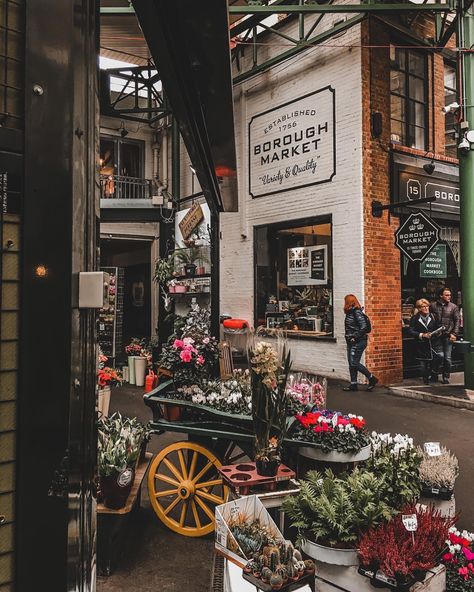 Living In London Aesthetic, London Life Aesthetic, Markets In London, Britania Raya, Borough Market London, London 2022, Famous Food, London Bucket List, Aesthetic London