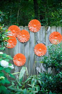 DIY fence art.  Spray paint dollar store metal flowers to brighten up a dreary fence.  Amazing what a little bit of color can do! Scary Halloween Decorations Outdoor, Halloween Decor Diy, Christmas Tree Decorating Themes, Diy Halloween Decor, Fence Art, Cement Planters, Scary Halloween Decorations, Fence Decor, Rustic Christmas Tree