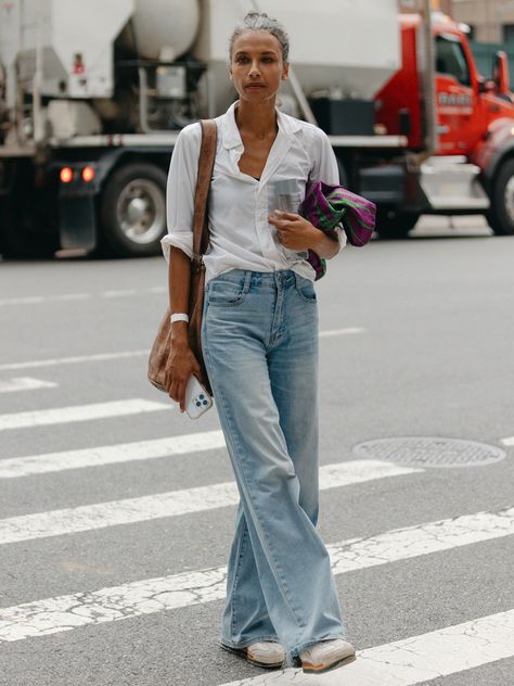 Casual Work Outfits Street Style, Bermuda Jeans Outfit, Wide Leg Jean Outfits, Wide Jeans Outfit, Wide Leg Jeans Outfit Summer, How To Wear Wide Leg Jeans, Edgy Summer, Haircuts Short Hair, White Tops Outfit