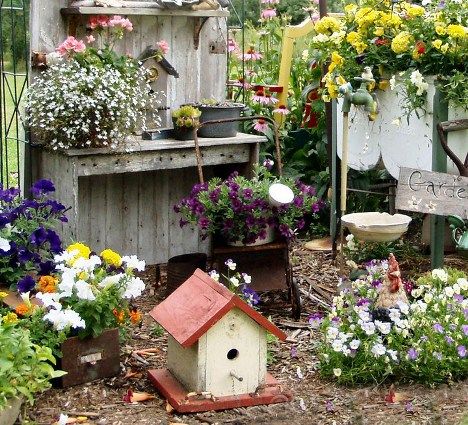 Flea Market Gardening, Garden Junk, Vintage Garden Decor, Garden Art Projects, Plants And Flowers, Flea Markets, Garden Structures, Garden Cottage, Rustic Gardens