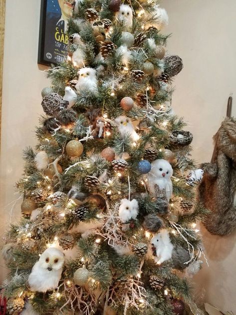 woodland critter christmas tree Woodland Rustic Christmas Tree, Owl Christmas Tree Ideas, Woodland Creature Christmas Tree, Woodland Animal Christmas Tree, Woodland Critter Christmas, Animal Christmas Tree, Forest Wonderland, Christmas Tree Colour Scheme, Owl Christmas Tree