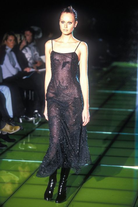 90s Versace Runway, Versace Black Dress, Versace Atelier, Versace Runway, Winter Outfits Aesthetic, Versace Spring, Versace Couture, Versace Dress, Archive Fashion