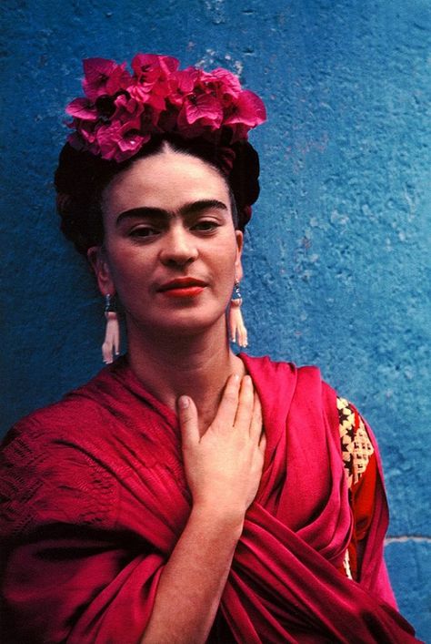 Friha Khalo Wearing The Hand Earrings Pablo Picasso gave her in 1939 Nickolas Muray, Old Posters, Frida Kahlo Paintings, Kahlo Paintings, Frida And Diego, Frida Art, Frida Kahlo Art, Flowers In Her Hair, Diego Rivera