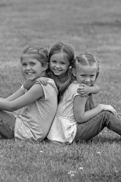 3 sisters siblings photo poses.  Check out more at Pockets Full of Poses Photography- Carroll, IA   https://www.facebook.com/pages/Pockets-Full-of-Poses-Photography-Carroll-IA/272868102751496 Sibling Photography Poses, Sibling Photo Shoots, Sibling Pictures, Sister Photography, Sister Poses, Sibling Poses, Sibling Photography, Children Photography Poses, Sister Pictures