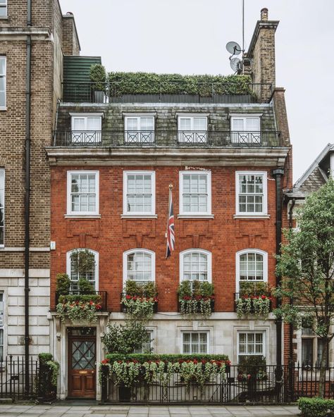 London House Exterior, English Townhouse, Photography Account, England History, Module Design, Townhouse Exterior, Apartments Exterior, Apartment Exterior, English Architecture