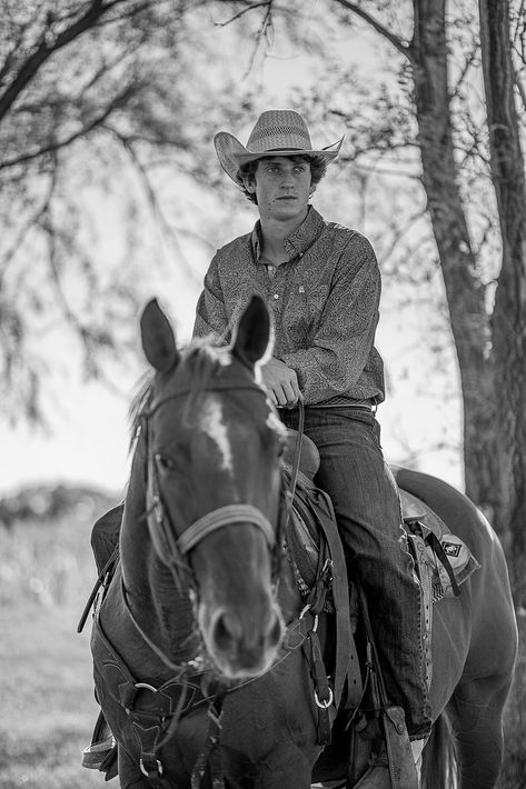 Senior Photos With Horses Boy, Cowboy Senior Pictures Guys, Cowboy Senior Pictures, Western Senior Picture Ideas, Senior Horse Photography, Cowboy With Horse, Cowboy Photoshoot, Farm Senior Pictures, Western Photos