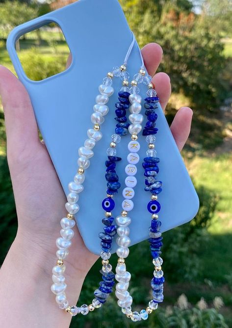 How To Decorate My Phone Case, Phone Hanger Beads, Pearl Phone Strap, Phone Chain Ideas, How To Make A Phone Charm, Bead Phone Chain, Beaded Phone Case, Phone Charms Strap, Phone Case Charms