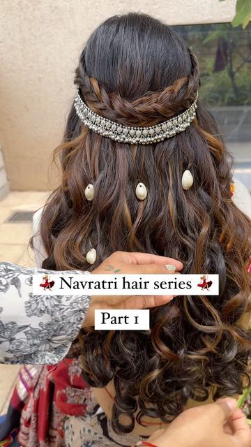 Good Hair Accessories, Dandiya Hairstyles For Short Hair, Navratri Hire Style, Navratri Hairstyle Ideas, Heeramandi Hairstyles, Garba Hairstyles Open Hair, Navaratri Hairstyle Indian, Navratri Look Ideas Hairstyle, Dandiya Night Hairstyles