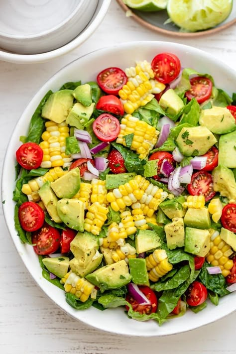 This Corn Tomato Avocado Salad is a quintessential and easy vegan summer recipe made with fresh vegetables and tossed with lime juice, olive oil & cilantro | Summer Recipes | Vegan | Vegetarian | Salad Ideas | Lunch food | Potluck | Grilling #cornsalad #summersalad #veganrecipes #vegetarianrecipes #feelgoodfoodie Vegetarian Salad Ideas, Corn Tomato Avocado Salad, Chicken Asian, Tomato Avocado Salad, Casseroles Recipes, Recipes Avocado, Sommer Mad, Recipes Smoothies, Vegetarian Salad