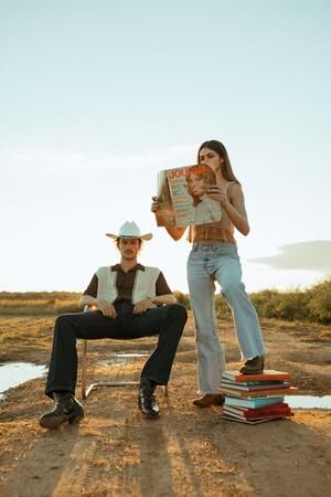 Cowboy Photoshoot Ideas, Moab Outfit, Cowboy Editorial, Cowboy Outfits Men, 70s Western Fashion, Body Blankets, Texas Hats, Cowboy Photoshoot, Vintage Western Aesthetic