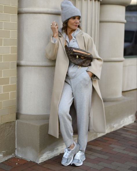 Sweatsuit And Coat Outfit, Chic Sweats Outfit, Gray Sweatsuit Outfit, Sweaters With Sweatpants, Cashmere Sweatpants Outfit, Monochrome Sweatpants Outfit, Sweatpants Sweater Outfit, How To Style A Sweatsuit, Old Money Sweatpants Outfit