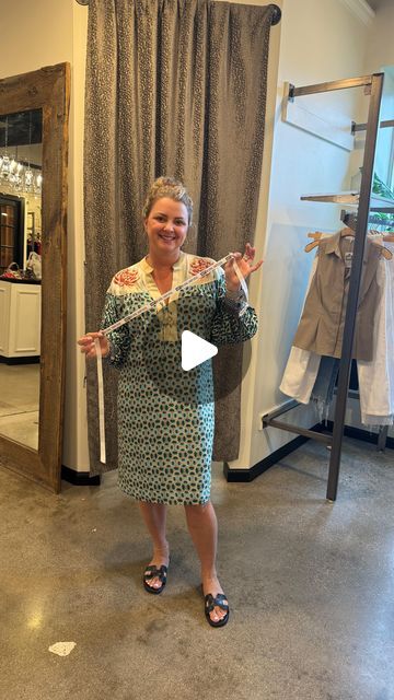 Faye's on Instagram: "Ever love a shirt or dress but just wish it was a little more form-fitting?! 
Angie shows us how to quickly & covertly cinch the waist of almost any style! 

#beloyalshoplocal #shopfayes #wisconsinfashion #wisconsinboutique #milwaukee #milwaukeeboutique #milwaukeelife #wisconsinstyle #milwaukeefashion #style #fashion #accessories #shopthelook #styleinspiration #diy #diyfashion #fashionhack" How To Cinch A Shirt, Wisconsin Fashion, Clothing Projects, Wardrobe Ideas, Clothing Hacks, Cinched Waist, Love A, Diy Fashion, Milwaukee