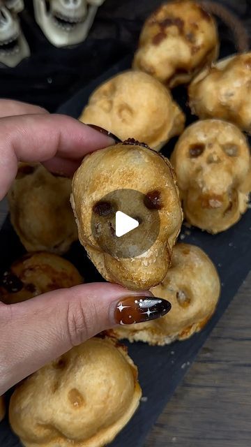 Skull Apple Pies, Halloween Apple Pie, Skull Pan Recipes, Halloween Pie, Halloween Apples, Caramel Dip, Mini Apple Pies, Apple Pie Spice, Apple Muffins