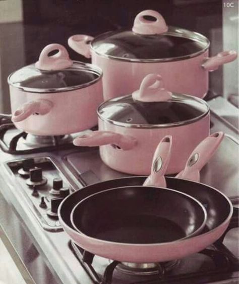 Pink pots & pans Pink Pots And Pans, Pink Kitchenaid Mixer, Pink Pots, Desain Pantry, Tout Rose, Decoration Shabby, Deco Rose, Pink Life, Kitchen Pot