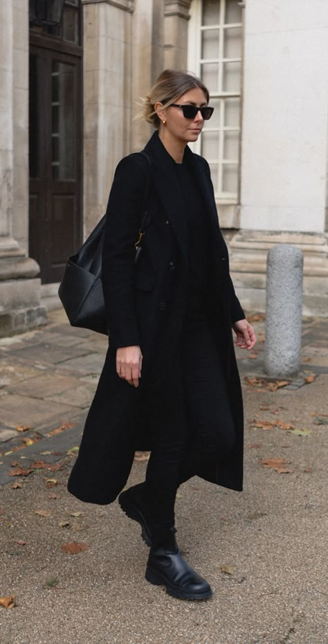 Emma Hill style. Long black wool coat, skinny jeans, chunky boots, Celine Seau Sangle, all black outfit for Autumn. Black Wool Coat Outfit, Chunky Boots Outfit, Wool Coat Outfit, Black Coat Outfit, Emma Hill, Christmas Outfit Ideas, Black Wool Coat, Elegante Casual, Paris Outfits