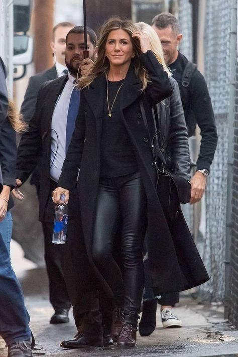 Brown Leather Handbag Outfit, Black Leather Leggings Outfit, Jennifer Anniston Style, Leather Trousers Outfit, Maroon Boots, Lederhosen Outfit, All Black Outfits, Jennifer Aniston Style, Look Legging