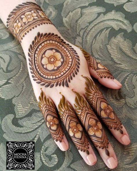 #stylishmehndidesigns #stylishmehndidesign #stylishbridalmehndidesigns  #fullhandmehndidesigns #fronthandmehndidesigns #backhandmehndidesigns #mehndidesigns #hinadesigns #simplemehndidesigns #tattodesigns #mehnditattodesigns #hinatattodesigns #zainyart Simple Mehandi, Floral Henna Designs, Latest Henna Designs, Beginner Henna Designs, Modern Mehndi Designs, Stylish Mehndi Designs, Latest Bridal Mehndi Designs, Wedding Mehndi Designs, Full Hand Mehndi Designs