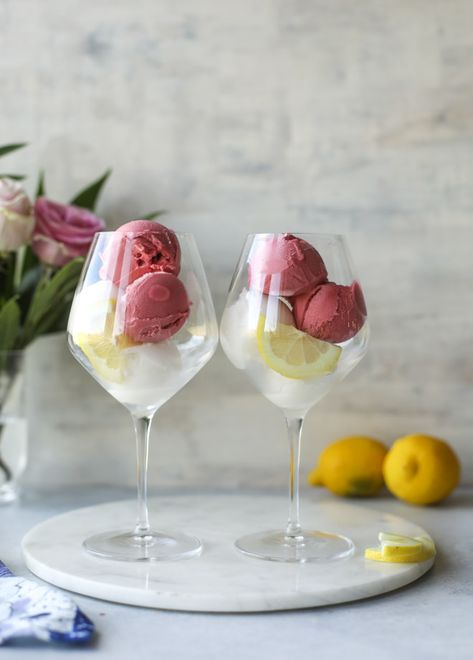 Lemon Raspberry Sorbet Prosecco Floats. - How Sweet Eats Sorbet Float, Raspberry Sorbet, Crunchy Snack, Lemon Raspberry, Alcohol Drink Recipes, Milkshakes, How Sweet Eats, Frozen Treats, Butter Cookies