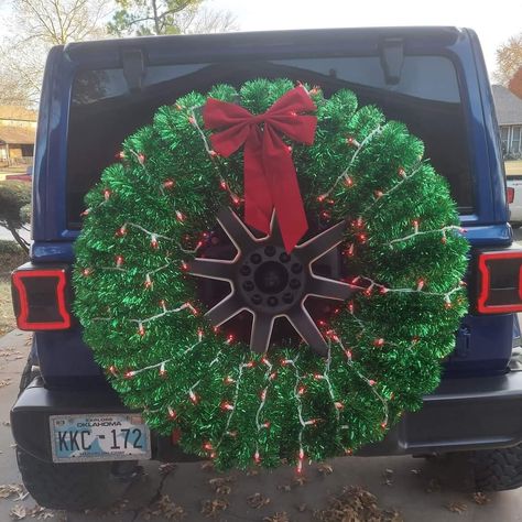 Jeep Wrangler Holiday Decorations, Christmas Jeep Tire, Jeep Tire Christmas Decorations, Decorating Jeep For Christmas, Jeep Spare Tire Christmas Wreath, Jeep Wreath Christmas, Jeep Tire Christmas Wreath, Jeep Decorations For Christmas, Jeep Christmas Parade Ideas