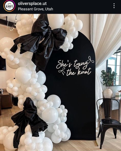 Arch Backdrop Ideas, Black And White Balloon Arch, White Balloon Arch, Balloon Arch Backdrop, Birthday 20, Black And White Balloons, Black Arch, Brain Storm, Bow Party