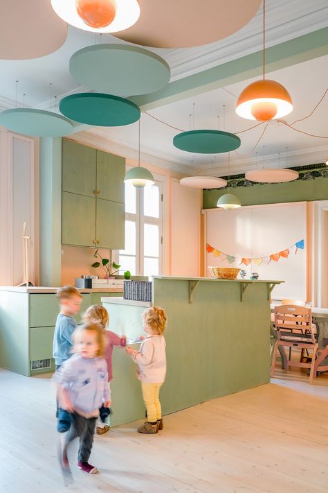 colorful ceiling islands in daycare design Kindergarten Case Study, Therapy Room Design, Child Therapy Room, Colourful Ceiling, Pediatrics Office, Classroom Ceiling, Education Design Interior, Indoor Playroom, Kindergarten Interior